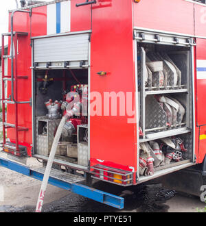 Retour de le camion de pompiers, flexibles et de l'équipement, feu rouge, le moteur et les bornes de l'équipement spécial Banque D'Images