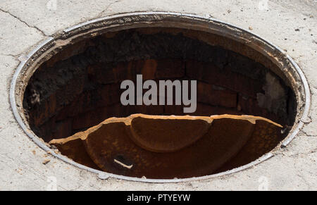 D'égout en plein air sur la route, close-up, breaking Banque D'Images