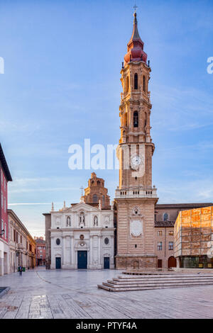 Tour et façade ouest de la Seo, ou la Cathédrale du Sauveur, Zaragoza, Aragon, Espagne. Banque D'Images