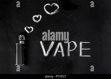 Cigarette électronique sur le tableau peint avec près de coeurs et l'inscription vape, image de fond avec l'espace pour le texte Banque D'Images