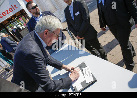 Francfort, Allemagne. 10 Oct, 2018. Allemand de droite, ancien homme politique, économiste et auteur Thilo Sarrazin donne un autographe. La 70e Foire du livre de Francfort 2018 est le plus grand salon du livre avec plus de 7 000 exposants et plus de 250 000 visiteurs attendus. Il est ouvert du 10 au 14 octobre avec les deux derniers jours d'être ouvert au grand public. Crédit : Michael Debets/Pacific Press/Alamy Live News Banque D'Images