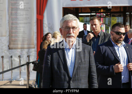 Francfort, Allemagne. 10 Oct, 2018. Allemand de droite, ancien homme politique, économiste et auteur Thilo Sarrazin pose pour les caméras. La 70e Foire du livre de Francfort 2018 est le plus grand salon du livre avec plus de 7 000 exposants et plus de 250 000 visiteurs attendus. Il est ouvert du 10 au 14 octobre avec les deux derniers jours d'être ouvert au grand public. Crédit : Michael Debets/Pacific Press/Alamy Live News Banque D'Images