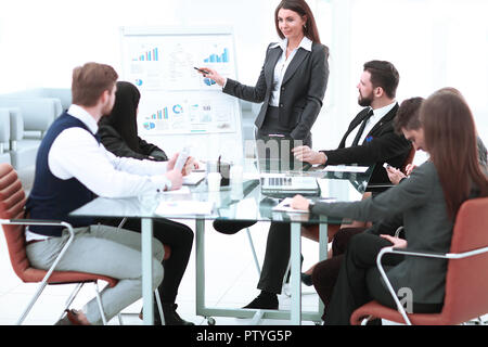 Femme d'affaires près d'un tableau pour la présentation du nouveau projet Banque D'Images