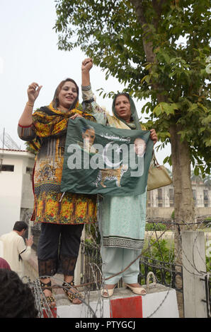 Les dirigeants pakistanais membres de l'Assemblée nationale, assemblée provinciale et des militants de la Ligue musulmane (PML-N) sont maintenant assis manifestation de protestation contre la détention de chef de l'opposition et président PML-N Shahbaz Sharif dans Ashiana Scandale du logement par NAB, à l'extérieur du bâtiment de l'Assemblée du Pendjab à Lahore. (Photo par Rana Sajid Hussain/Pacific Press) Banque D'Images