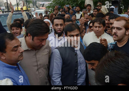 Les dirigeants pakistanais membres de l'Assemblée nationale, assemblée provinciale et des militants de la Ligue musulmane (PML-N) sont maintenant assis manifestation de protestation contre la détention de chef de l'opposition et président PML-N Shahbaz Sharif dans Ashiana Scandale du logement par NAB, à l'extérieur du bâtiment de l'Assemblée du Pendjab à Lahore. (Photo par Rana Sajid Hussain/Pacific Press) Banque D'Images