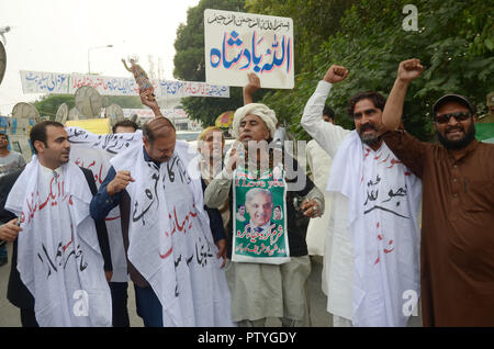 Les dirigeants pakistanais membres de l'Assemblée nationale, assemblée provinciale et des militants de la Ligue musulmane (PML-N) sont maintenant assis manifestation de protestation contre la détention de chef de l'opposition et président PML-N Shahbaz Sharif dans Ashiana Scandale du logement par NAB, à l'extérieur du bâtiment de l'Assemblée du Pendjab à Lahore. (Photo par Rana Sajid Hussain/Pacific Press) Banque D'Images