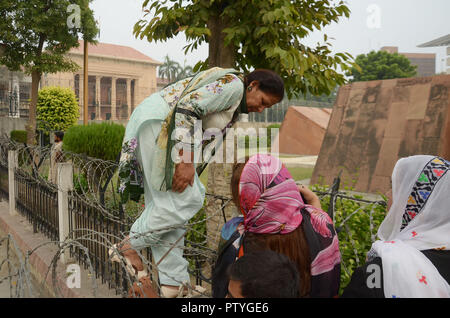 Les dirigeants pakistanais membres de l'Assemblée nationale, assemblée provinciale et des militants de la Ligue musulmane (PML-N) sont maintenant assis manifestation de protestation contre la détention de chef de l'opposition et président PML-N Shahbaz Sharif dans Ashiana Scandale du logement par NAB, à l'extérieur du bâtiment de l'Assemblée du Pendjab à Lahore. (Photo par Rana Sajid Hussain/Pacific Press) Banque D'Images