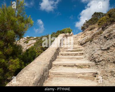 Marches de pierre menant au sommet d'une montagne rocheuse avec fond de ciel bleu nuageux Banque D'Images