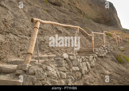 Mains courantes en bois avec marches en pierre menant à la partie supérieure d'un rocky mountain Banque D'Images