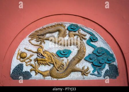 Fresque Dragon bas-relief sur un mur rouge au monastère de Wenshu, Chengdu, province du Sichuan, Chine Banque D'Images