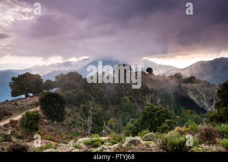 Montagnes de Corse couvert de nuages spectaculaires Banque D'Images