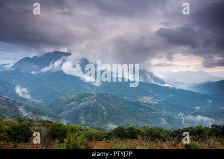 Montagnes de Corse couvert de nuages spectaculaires Banque D'Images