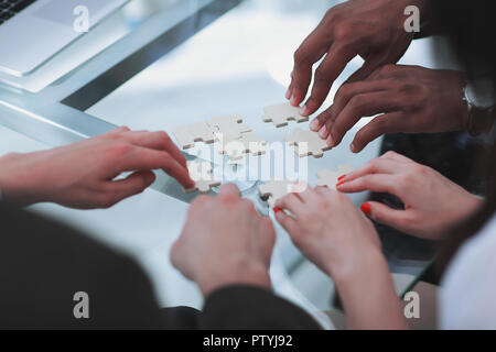 Close up. Business team l'assemblage de pièces de puzzle. Banque D'Images