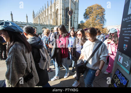 Photo montre des groupes de touristes en centre-ville de Cambridge. Les patrons du tourisme dans la région de Cambridge sont d'encourager les touristes chinois à visiter en petits groupes. Des dizaines de visiteurs de l'autre du pays pour recueillir régulièrement des tours organisés autour de l'université ville, rues étroites, ce qui rend certains "impraticables". Emma Thornton, visite de Cambridge et au-delà, a déclaré que des groupes de 50 debout devant des monuments tels que King's College ont été un "problème". Banque D'Images