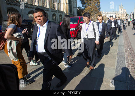 Photo montre des groupes de touristes en centre-ville de Cambridge. Les patrons du tourisme dans la région de Cambridge sont d'encourager les touristes chinois à visiter en petits groupes. Des dizaines de visiteurs de l'autre du pays pour recueillir régulièrement des tours organisés autour de l'université ville, rues étroites, ce qui rend certains "impraticables". Emma Thornton, visite de Cambridge et au-delà, a déclaré que des groupes de 50 debout devant des monuments tels que King's College ont été un "problème". Banque D'Images