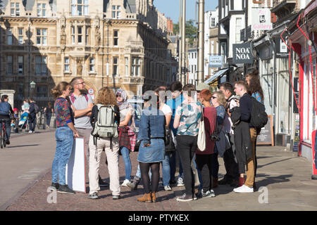 Photo montre des groupes de touristes en centre-ville de Cambridge. Les patrons du tourisme dans la région de Cambridge sont d'encourager les touristes chinois à visiter en petits groupes. Des dizaines de visiteurs de l'autre du pays pour recueillir régulièrement des tours organisés autour de l'université ville, rues étroites, ce qui rend certains "impraticables". Emma Thornton, visite de Cambridge et au-delà, a déclaré que des groupes de 50 debout devant des monuments tels que King's College ont été un "problème". Banque D'Images