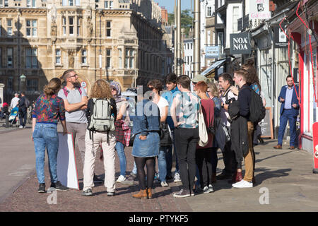 Photo montre des groupes de touristes en centre-ville de Cambridge. Les patrons du tourisme dans la région de Cambridge sont d'encourager les touristes chinois à visiter en petits groupes. Des dizaines de visiteurs de l'autre du pays pour recueillir régulièrement des tours organisés autour de l'université ville, rues étroites, ce qui rend certains "impraticables". Emma Thornton, visite de Cambridge et au-delà, a déclaré que des groupes de 50 debout devant des monuments tels que King's College ont été un "problème". Banque D'Images