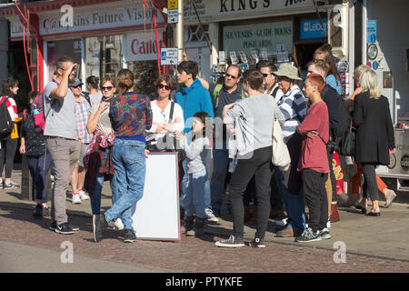 Photo montre des groupes de touristes en centre-ville de Cambridge. Les patrons du tourisme dans la région de Cambridge sont d'encourager les touristes chinois à visiter en petits groupes. Des dizaines de visiteurs de l'autre du pays pour recueillir régulièrement des tours organisés autour de l'université ville, rues étroites, ce qui rend certains "impraticables". Emma Thornton, visite de Cambridge et au-delà, a déclaré que des groupes de 50 debout devant des monuments tels que King's College ont été un "problème". Banque D'Images