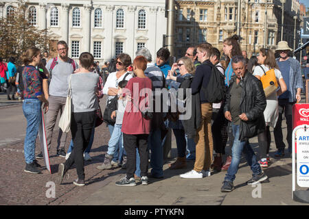 Photo montre des groupes de touristes en centre-ville de Cambridge. Les patrons du tourisme dans la région de Cambridge sont d'encourager les touristes chinois à visiter en petits groupes. Des dizaines de visiteurs de l'autre du pays pour recueillir régulièrement des tours organisés autour de l'université ville, rues étroites, ce qui rend certains "impraticables". Emma Thornton, visite de Cambridge et au-delà, a déclaré que des groupes de 50 debout devant des monuments tels que King's College ont été un "problème". Banque D'Images
