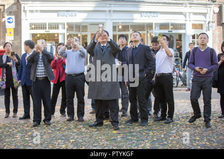 Photo montre des groupes de touristes en centre-ville de Cambridge. Les patrons du tourisme dans la région de Cambridge sont d'encourager les touristes chinois à visiter en petits groupes. Des dizaines de visiteurs de l'autre du pays pour recueillir régulièrement des tours organisés autour de l'université ville, rues étroites, ce qui rend certains "impraticables". Emma Thornton, visite de Cambridge et au-delà, a déclaré que des groupes de 50 debout devant des monuments tels que King's College ont été un "problème". Banque D'Images