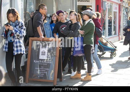 Photo montre des groupes de touristes en centre-ville de Cambridge. Les patrons du tourisme dans la région de Cambridge sont d'encourager les touristes chinois à visiter en petits groupes. Des dizaines de visiteurs de l'autre du pays pour recueillir régulièrement des tours organisés autour de l'université ville, rues étroites, ce qui rend certains "impraticables". Emma Thornton, visite de Cambridge et au-delà, a déclaré que des groupes de 50 debout devant des monuments tels que King's College ont été un "problème". Banque D'Images