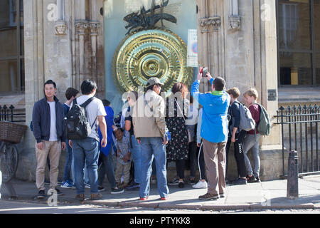 Photo montre des groupes de touristes en centre-ville de Cambridge. Les patrons du tourisme dans la région de Cambridge sont d'encourager les touristes chinois à visiter en petits groupes. Des dizaines de visiteurs de l'autre du pays pour recueillir régulièrement des tours organisés autour de l'université ville, rues étroites, ce qui rend certains "impraticables". Emma Thornton, visite de Cambridge et au-delà, a déclaré que des groupes de 50 debout devant des monuments tels que King's College ont été un "problème". Banque D'Images