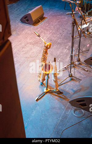 Clarinette et saxophone debout sur scène. Pause à Swing Festival Banque D'Images