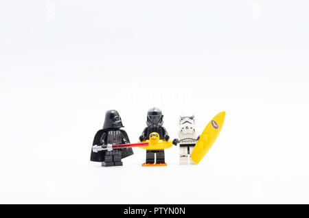 La mort Lego dark vador, Trooper, et storm troopers holding surf board. Banque D'Images