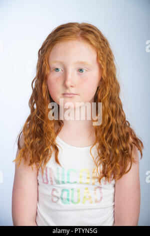 Portrait d'une jeune fille de 10 ans avec du gingembre cheveux et des taches de rousseur. Banque D'Images