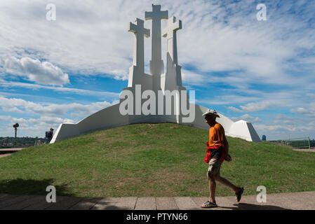 La colline des trois croix, un touriste à Vilnius marche dernières trois immenses croix blanches situées sur une colline surplombant la ville, la Lituanie. Banque D'Images