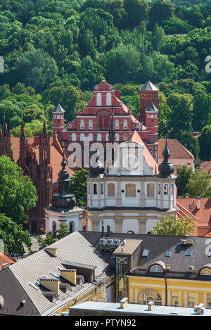 La vieille ville de Vilnius, vue aérienne de la maison aux pignons baroques des églises de St Michel Archange (arrière) et le monastère des Bernardins, Vilnius Lituanie Banque D'Images