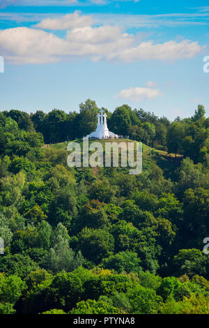La colline des trois croix, vue du monument croix blanches situées au sommet d'une colline surplombant la ville de Vilnius, Lituanie. Banque D'Images