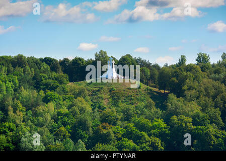 La colline des trois croix, vue du monument croix blanches situées au sommet d'une colline surplombant la ville de Vilnius, Lituanie. Banque D'Images