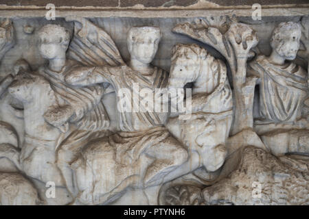 L'Italie. Pise. Camposanto. Sarcophage romain. Scènes de Hunding. Panneau avant. La chasse de l'empereur. En. 310-320 CE. Banque D'Images