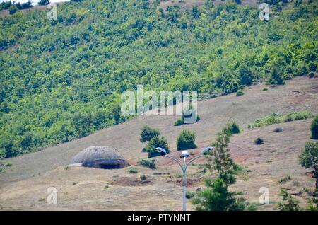 Bunkers militaires abandonnés jonchent la colline près de l'boredr avec la Macédoine en albanie Banque D'Images