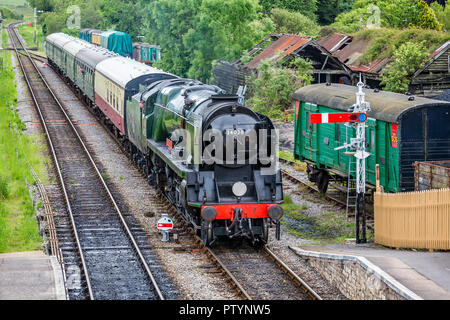 Locomotive vapeur Eddystone en tirant la station de Corfe Castle pris dans château de Corfe, Dorset, Royaume-Uni le 28 mai 2014 Banque D'Images