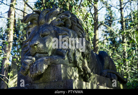 Londres - Avril 2012 : La Tombe de George Wombwell avec sa statue de lion Nero sur le Cimetière de Highgate Banque D'Images