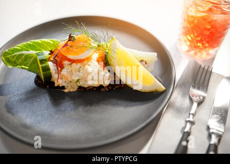 Close up of toast skagen avec caviar et du pain Banque D'Images