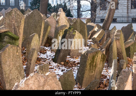 Vieux cimetière juif de Prague en République tchèque. Un important monument juif et l'un des plus grands cimetières de son genre. Banque D'Images