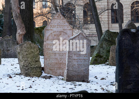Vieux cimetière juif de Prague en République tchèque. Un important monument juif et l'un des plus grands cimetières de son genre. Banque D'Images