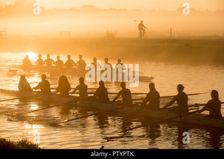 Les rameurs sur la rivière Cam à Cambridge au lever du soleil au début de l'une des journées d'octobre le plus chaud depuis 7 ans. Les rameurs ont été traités à la lumière orangée de l'aube ce matin (mercredi) qu'ils ont été formés au début de la rivière Cam au début de la journée d'octobre les plus chauds en sept ans. Le soleil se levait sur l'eau dans le cœur de la ville universitaire dans le sud de l'Angleterre devrait profiter d'un jour chaud et ensoleillé avec des hauts de 24C. Banque D'Images