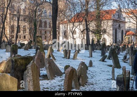 Vieux cimetière juif de Prague en République tchèque. Un important monument juif et l'un des plus grands cimetières de son genre. Banque D'Images