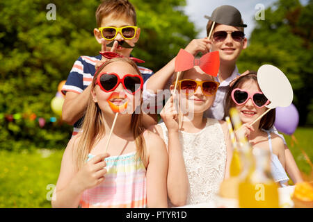 Enfants heureux avec party props sur anniversaire en été Banque D'Images