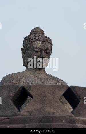 Une statue de Bouddha dans un complexe bouddhiste en Java au coucher du soleil, de l'Indonésie. Banque D'Images