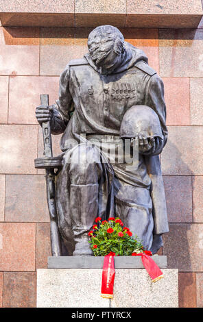 Statue de soldat soviétique agenouillée au Monument commémoratif de guerre soviétique en parc de Treptow à Berlin. Le centre mémorial de la guerre de l'Allemagne de l'Est Banque D'Images