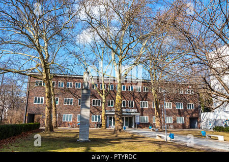 BERLIN, ALLEMAGNE - DEC 26, 2015 : Façade vue sur le bâtiment de la ville de Berlin Schoeneberg piscine 'Hans Rosenthal' (Stadtbad Schöneberg), Allemagne. Piscine intérieure Banque D'Images