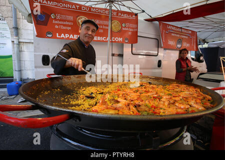 Un Chef français de décisions à la Paella frais marché samedi à Blois, Loire, France. Banque D'Images