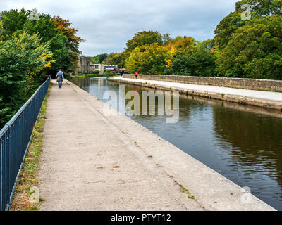 Aqueduc transportant l'écart Dowley Leeds et Liverpool au fil du Canal de la rivière Aire près de Bingley West Yorkshire Angleterre Banque D'Images