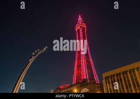 La lumière au néon dans la nuit la tour de Blackpool, Blackpool, Lancashire, Royaume-Uni Banque D'Images