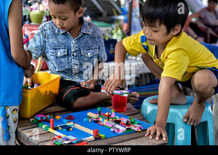 Lego. Les enfants jouer dehors avec un jeu de construction Lego. La Thaïlande Asie du sud-est Banque D'Images